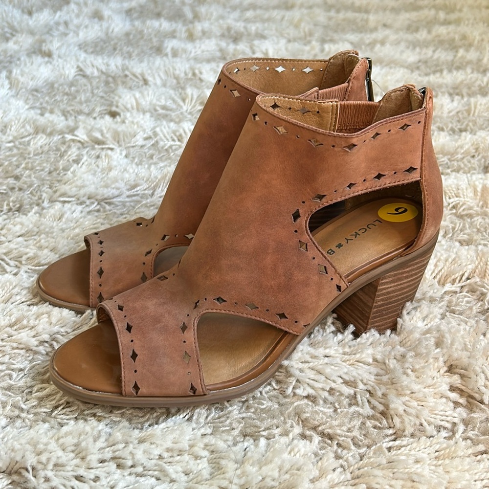 NWT Lucky Brand leather upper brown heels.